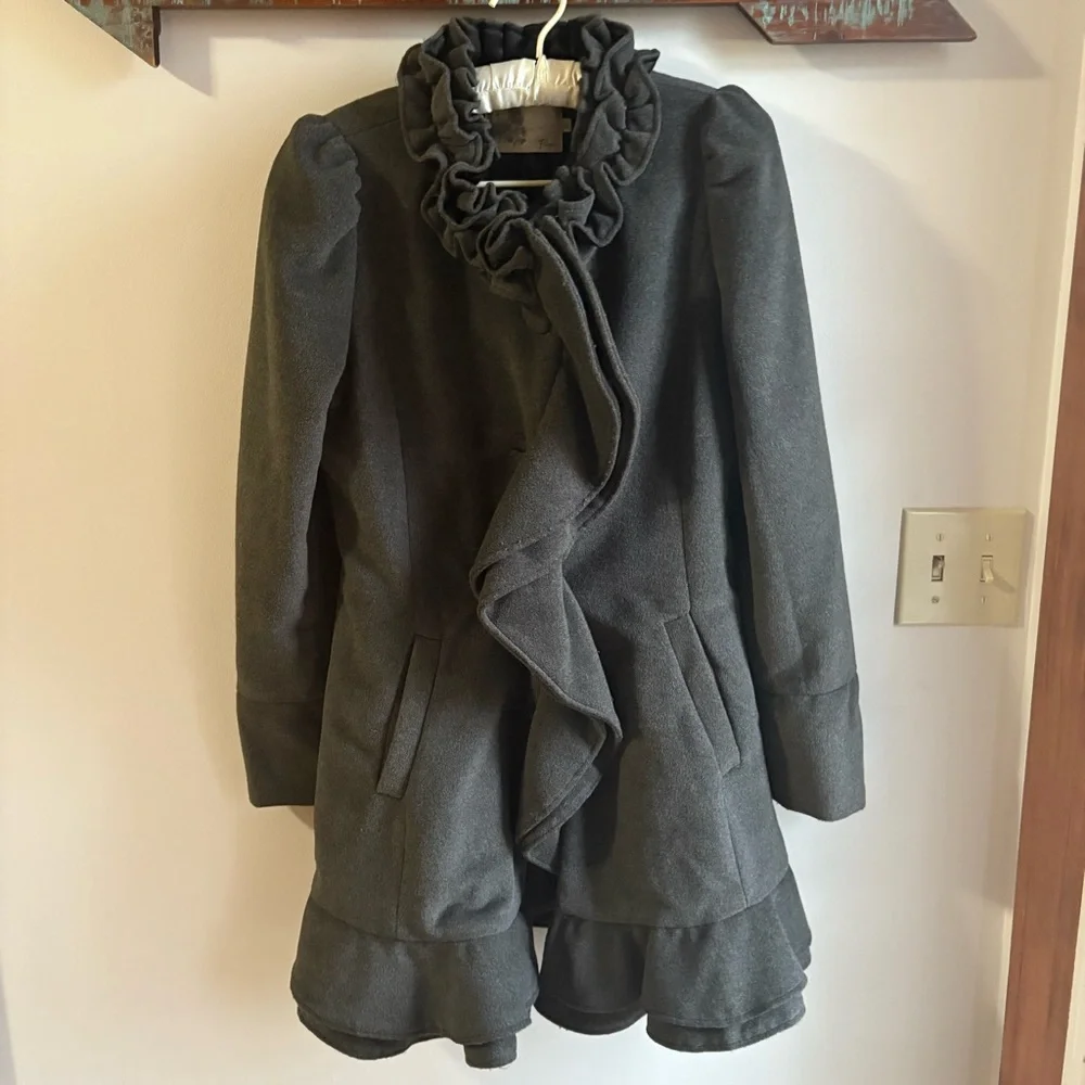 Ryu Anthropologie gray ruffled felt pea coat Women’s Medium READ DESCRIPTION!‎